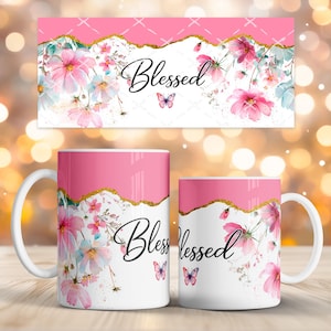 Puede incluir: Tazas de cerámica blancas con un diseño rosa y dorado, con ilustraciones florales y la palabra "Blessed" en escritura cursiva. El diseño incluye flores rosas y azules y mariposas. Las tazas son de diferentes tamaños.