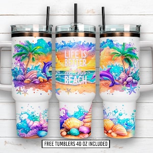 Puede incluir: Vasos blancos de 1,18 litros con un diseño de temática playera. El diseño presenta palmeras, delfines, conchas marinas y el texto "LIFE IS BETTER at the BEACH" sobre un fondo de puesta de sol. Cada vaso incluye una pajita negra.