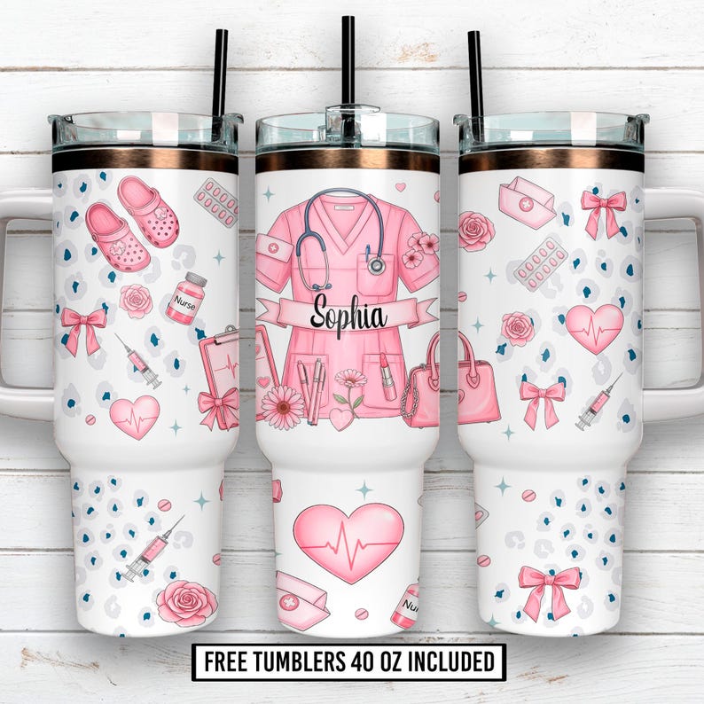 Op de afbeelding: Witte 1183 ml beker met een ros&eacute;gouden rand, zwart rietje en een verpleegkundig thema. Het ontwerp omvat roze scrubs, een stethoscoop en de naam "Sophia". Andere elementen zijn harten, strikken en medische benodigdheden.