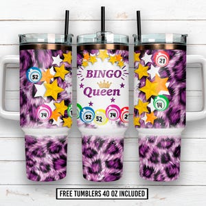 Puede incluir: Tres vasos de 1,18 litros con asas blancas y pajitas negras. Los vasos presentan un diseño de estampado de leopardo púrpura y están decorados con estrellas amarillas y gráficos de bolas de bingo. El vaso central dice "BINGO Queen".