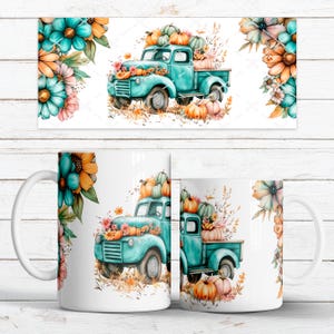 Op de afbeelding: Witte keramische mok met een ontwerp van een turquoise pick-up truck, beladen met pompoenen en bloemen. De zijkanten van de mok tonen turquoise, oranje en roze bloemaccenten, wat een herfst oogstthema creëert.