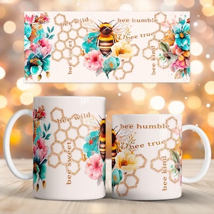Puede incluir: Tazas de cerámica blanca con un diseño floral y de abeja. Las tazas presentan flores de acuarela en tonos rosa, turquesa y amarillo, con un patrón de panal y las palabras "bee wild", "bee sweet", "bee humble", "bee true" y "bee kind".