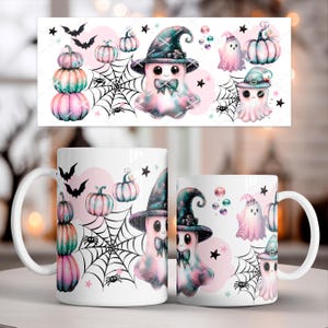 Puede incluir: Taza de cerámica blanca con un diseño temático de Halloween. El diseño incluye calabazas apiladas, murciélagos, telarañas y lindos personajes de fantasmas con sombreros de bruja. La paleta de colores es principalmente rosa, verde azulado y negro.