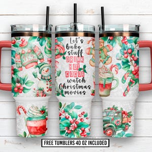 Puede incluir: Tres vasos de 1,18 litros con diseños navideños. Uno presenta un muñeco de nieve y un suéter, otro tiene el texto "Let's bake stuff, drink hot cocoa, watch Christmas movies", y el tercero tiene un hombre de jengibre y un camión.