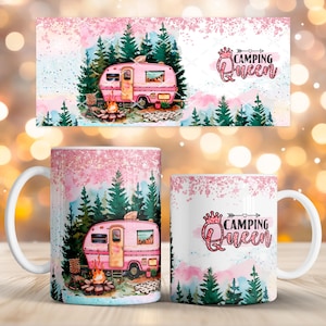 Puede incluir: Taza de cerámica blanca con un diseño rosa y verde que presenta una caravana rosa, árboles y las palabras "Camping Queen". La taza tiene un asa curva y un acabado brillante. El diseño incluye una fogata y un fondo escénico.