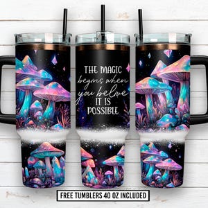 Puede incluir: Tres vasos de 1,18 litros con asas y tapas negras. Los vasos presentan un diseño vibrante de setas coloridas sobre un cielo estrellado. El texto "THE MAGIC begins when you believe IT IS POSSIBLE" se muestra en un vaso.