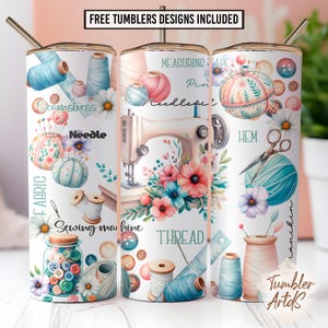 Puede incluir: Un vaso blanco con ilustraciones de costura. El diseño incluye carretes de hilo, una máquina de coser, agujas, botones y las palabras "Seamstress", "Needle", "Fabric", "Sewing machine", "Thread", "Hem" y "Tumbler Arts".