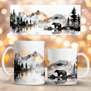 Può includere: Tazze da caffè in ceramica bianca con un disegno ad acquerello di un orso in piedi sulle rocce in un lago, con montagne e alberi sullo sfondo. Il design è nei toni del nero, grigio e arancione.