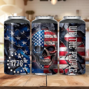 Puede incluir: Tres enfriadores de latas con temática patriótica. Los diseños presentan la bandera estadounidense, una calavera y el texto "We The People" y "1776". Los enfriadores son negros y plateados con un diseño envolvente.