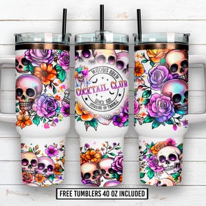 Puede incluir: Vasos blancos de 1,18 litros con pajitas negras, con un diseño floral y de calaveras. El diseño incluye rosas moradas, flores naranjas y calaveras. También es visible el texto "Witches Brew Cocktail Club Since 1692 Stirring Up Trouble".