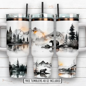 Puede incluir: Tres vasos blancos de 1,18 litros con un diseño temático de la naturaleza. Cada vaso presenta un paisaje de acuarela con montañas, árboles y un oso. El diseño incluye una pajita negra y un borde color cobre.