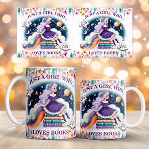 Puede incluir: Taza de cerámica blanca con una colorida ilustración de una niña sentada sobre libros, con el texto "JUST A GIRL WHO LOVES BOOKS". El diseño incluye un arcoíris, estrellas y detalles florales. La taza tiene un asa blanca.