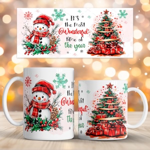 Può includere: Tazze in ceramica bianca a tema natalizio. Una tazza presenta un pupazzo di neve con cappello e sciarpa rossi, l'altra un albero di Natale con regali. Il testo recita "It's the Most Wonderful time of the year".