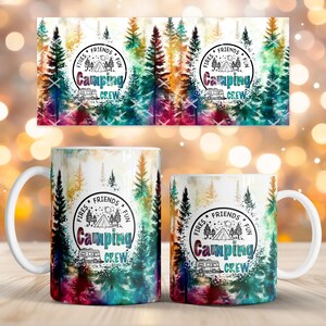 Puede incluir: Dos tazas de cerámica blanca con temática de camping. Las tazas presentan un diseño con pinos, una tienda de campaña y una caravana, con las palabras "Camping Crew" y "Fires, Friends, Fun" en un diseño circular. El fondo es un bosque colorido.
