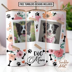 Puede incluir: Vaso blanco con diseño floral, huellas de patas y gráficos con temática de perros. Presenta dos fotos enmarcadas de un perro blanco y negro. El texto "DOG Mom" se muestra en el vaso. La parte superior del vaso tiene un borde dorado y una pajita.