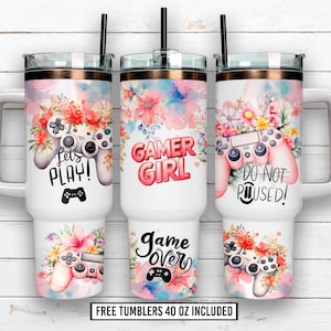 Puede incluir: Vasos blancos de 1,18 litros con diseños florales y de acuarela. Cada vaso presenta un mando de videojuegos y los textos "Let's PLAY!", "GAMER GIRL" y "DO NOT PAUSED!".