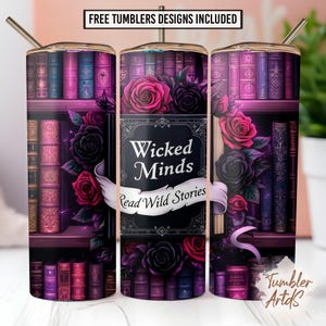 Puede incluir: Un vaso de acero inoxidable con un diseño envolvente que presenta una estantería con libros, rosas y el texto "Wicked Minds Read Wild Stories". El diseño incluye tonos rosas y morados, con una pajita y tapa.