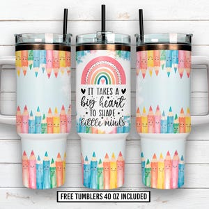 Könnte beinhalten: Drei weiße 1,18-Liter-Becher mit schwarzen Strohhalmen. Jeder Becher hat ein Design aus bunten Bleistiften und den Text "It takes a big heart to shape little minds" mit einer Regenbogen-Grafik. Der Boden der Becher hat eine Reihe lächelnder Bleistifte.