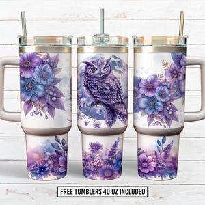 Puede incluir: Vasos blancos de 1,18 litros con diseño floral y de búho. Los vasos presentan un arreglo floral morado y azul y una ilustración detallada de un búho morado. Cada vaso tiene un asa, una tapa y una pajita.
