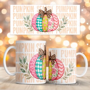 Puede incluir: Dos tazas de cerámica blanca con un gráfico de calabaza con segmentos de estampado de leopardo rosa, cuadros verde azulado, lunares verde lima, flores rosas y rayas rojas onduladas. Un lazo de leopardo y hojas verdes decoran el diseño.