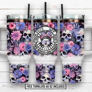 Puede incluir: Tres vasos de 1,18 litros con un diseño floral y de calaveras. El diseño presenta flores moradas y rosas, calaveras y el texto "FUCK OFF TWO WORDS ONE FINGER". Los vasos tienen una base blanca y un borde color cobre.