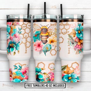 Puede incluir: Tres vasos blancos de 1,18 litros con diseños florales y de abejas. Cada vaso presenta un diseño diferente, que incluye una abeja, flores y patrones de panal. El texto en los vasos incluye "bee sweet", "bee wild", "bee rumble", "be true" y "bee kind".
