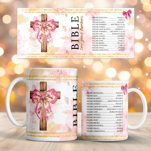 Puede incluir: Taza de cerámica blanca con diseño floral y una cruz de madera con lazo rosa. La taza tiene la palabra "BIBLE" y una lista de números de emergencia. El diseño incluye detalles dorados y un marcapáginas a juego.