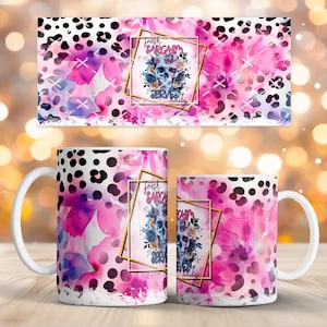 Puede incluir: Taza de café de cerámica blanca con un diseño vibrante con flores rosas de acuarela, manchas de leopardo negras y una calavera floral con marco dorado. La taza tiene el texto "Fresh Sarcasm Served Daily".