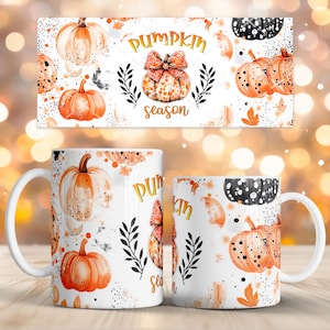 Può includere: Tazza in ceramica bianca con un design a tema zucca. Il design include zucche arancioni, zucche nere a pois e le parole "Pumpkin Season" in lettere dorate. La tazza ha un manico bianco e un tema autunnale.