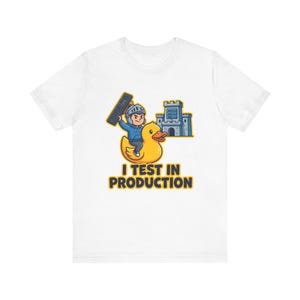 Ich teste in der Produktion – Lustiges, mutiges Entwickler-Ritter-T-Shirt – Unisex
