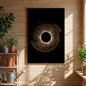 Può includere: Una stampa su tela nera con un design circolare di calligrafia araba dorata attorno a un cerchio centrale scuro. L'opera d'arte ha un effetto radiante, simile al sole, con la luce che emana dal centro. La stampa è esposta su una parete di legno.