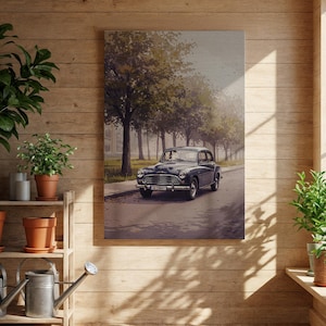 Pode incluir: Impressão em tela com um carro azul escuro clássico estacionado em uma rua arborizada. A obra de arte tem um estilo suave e pictórico, com verdes e marrons suaves nas árvores e um toque de luz solar.