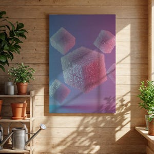 以下が含まれることがあります： ピンク、赤、白の色合いの、テクスチャ加工された立方体が浮かぶ抽象的なキャンバスアート。青と紫のグラデーションの背景。木製のパネルと鉢植えの植物がある部屋に飾られています。