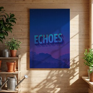 Könnte beinhalten: Rechteckiger Leinwanddruck mit dem Wort "ECHOES" in türkisfarbenen 3D-Buchstaben. Der Hintergrund ist ein Farbverlauf aus Blau und Lila mit Wolken-Silhouetten. Das Kunstwerk wird an einer Holzwand gezeigt.