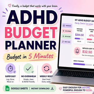 以下が含まれることがあります： 「ADHD BUDGET PLANNER」と「Budget in 5 Minutes」のテキストが表示された、ADHD予算プランナーのラップトップ。画面には、貯蓄や支出の割合など、財務データが表示されています。ピンク色のマグカップとノートが机の上にあります。