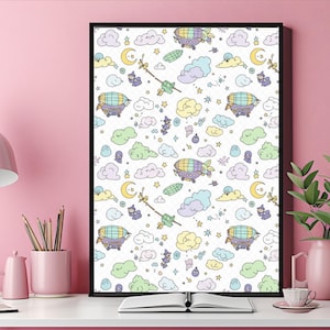 Może przedstawiać: Oprawiony wydruk z fantazyjnym wzorem pastelowych sterowc&oacute;w, chmur, księżyc&oacute;w, gwiazd i małych figurek na białym tle. Grafika ma czarną ramę i jest wystawiona na białym biurku z r&oacute;żową lampą i innymi akcesoriami.