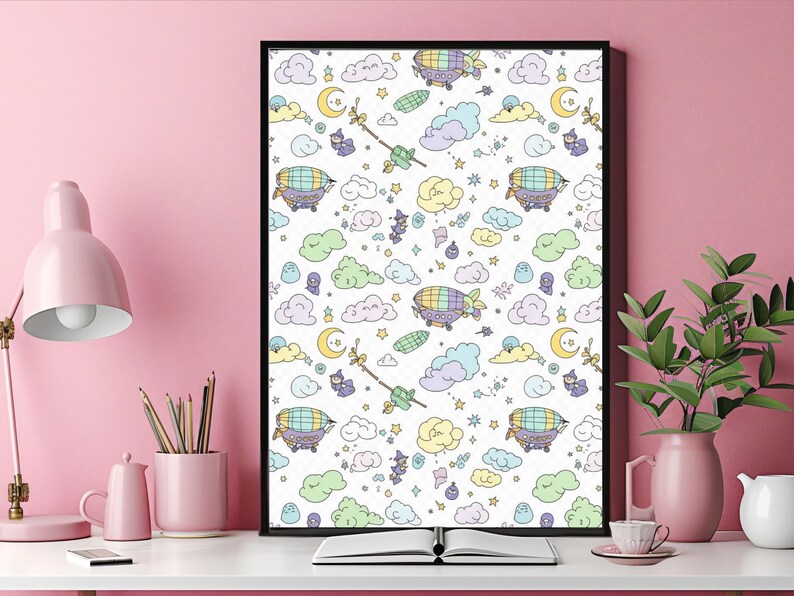 Może przedstawiać: Oprawiony wydruk z fantazyjnym wzorem pastelowych sterowc&oacute;w, chmur, księżyc&oacute;w, gwiazd i małych figurek na białym tle. Grafika ma czarną ramę i jest wystawiona na białym biurku z r&oacute;żową lampą i innymi akcesoriami.