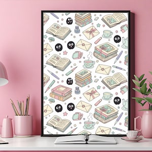 Puede incluir: Una impresi&oacute;n art&iacute;stica enmarcada con un patr&oacute;n repetido de libros, sobres, tazas de t&eacute;, bol&iacute;grafos y criaturas negras caprichosas. La ilustraci&oacute;n tiene una paleta de colores pastel suaves con acentos rosas, azules y amarillos. La impresi&oacute;n se muestra en un escritorio blanco con una l&aacute;mpara y accesorios rosas.
