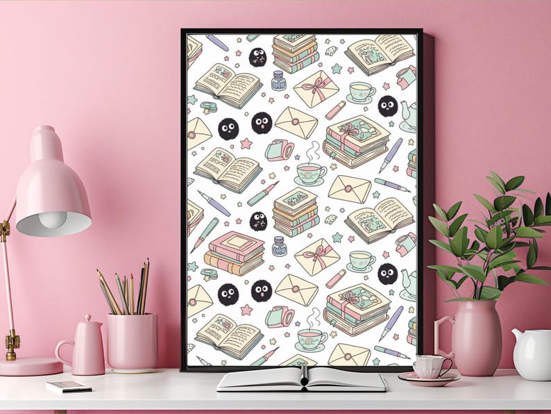 Puede incluir: Una impresi&oacute;n art&iacute;stica enmarcada con un patr&oacute;n repetido de libros, sobres, tazas de t&eacute;, bol&iacute;grafos y criaturas negras caprichosas. La ilustraci&oacute;n tiene una paleta de colores pastel suaves con acentos rosas, azules y amarillos. La impresi&oacute;n se muestra en un escritorio blanco con una l&aacute;mpara y accesorios rosas.