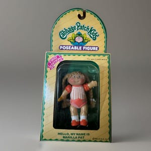 Peut inclure: Une tasse en céramique blanche avec une anse noire et le texte "But First, Coffee" en gras noir. La tasse est posée sur une surface en bois. La tasse mesure 10 cm de haut.