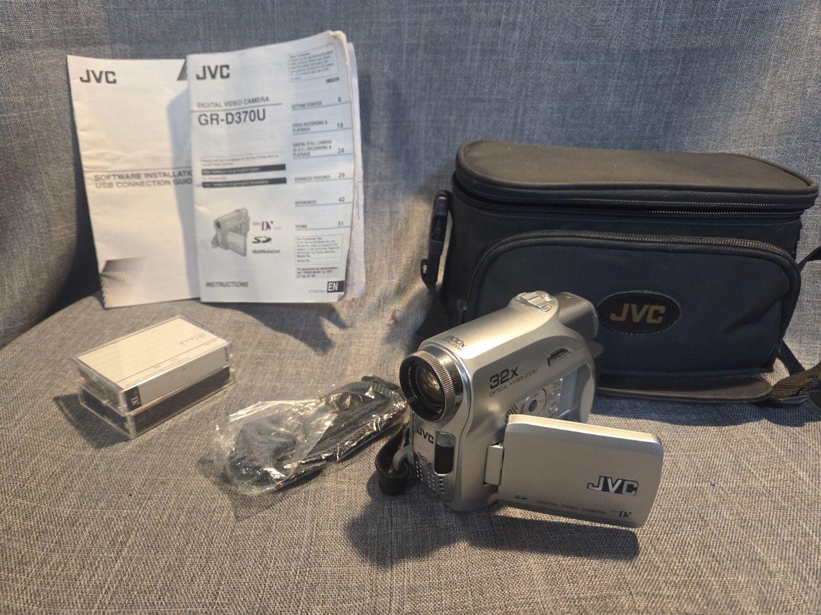 JVC GR-D370U Digital Video Camera 32x Optical Zoom 800x W/ Battery