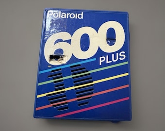 Radio portátil Polaroid 600 Plus AM/FM vintage, color azul, diseño retro Polaroid.