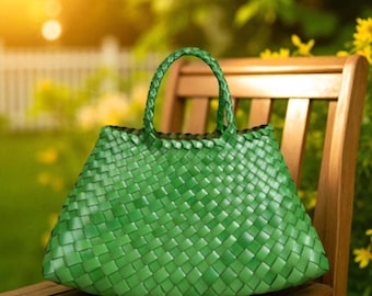 Hand-Woven Cowhide Leather Shoulder Bag: Retro Style