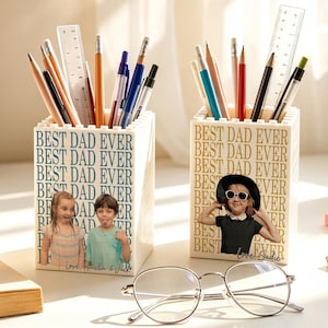 Peut inclure: Trois porte-crayons rectangulaires blancs avec du texte répété et des photos personnalisées. Le premier indique BEST MOM EVER avec une photo de deux enfants, le deuxième BEST DAD EVER avec deux enfants, et le troisième BEST DAD EVER avec un enfant.