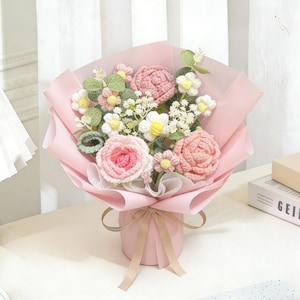 Ramo de rosas de crochet: arreglo floral tejido, decoración eterna para el hogar y la boda.