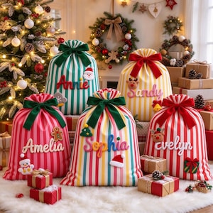 Könnte beinhalten: Fünf weihnachtliche Geschenksäcke aus Stoff mit vertikalen Streifen in Grün, Gelb und Rot. Jeder Sack verfügt über einen Kordelzug mit einer großen Samtschleife, einen personalisierten Namen in erhabener Schrift und festliche Filzapplikationen wie Weihnachtsmann, Rentier und Lebkuchenmann.