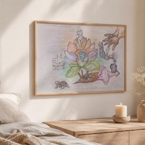 Könnte beinhalten: Ein gerahmtes Kunstwerk mit einer farbenfrohen Bleistiftzeichnung. Das Kunstwerk zeigt eine große Blume mit Figuren und einer Schildkröte. Die Zeichnung befindet sich in einem Holzrahmen und hängt an einer beigefarbenen Wand. Eine Kerze und eine Vase stehen auf einer Holzoberfläche.