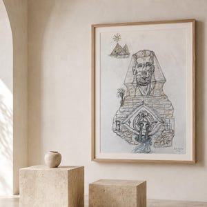 Könnte beinhalten: Ein gerahmter Kunstdruck mit einer detaillierten Bleistiftzeichnung der Großen Sphinx von Gizeh, einer Pyramide mit einem Stern darüber und einem zentralen Augenmotiv mit fließendem Wasser, alles in Grau- und Brauntönen auf weißem Grund.