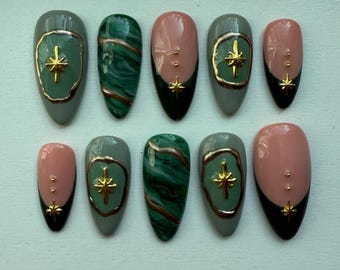 Juego de uñas postizas de color esmeralda y dorado