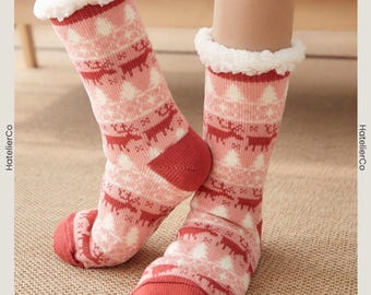 Rosa termosockor för jul, luddiga halkfria renfodrade strumpor för kvinnor, varma och mysiga vinterstrumpor, söt julstil, present till henne
